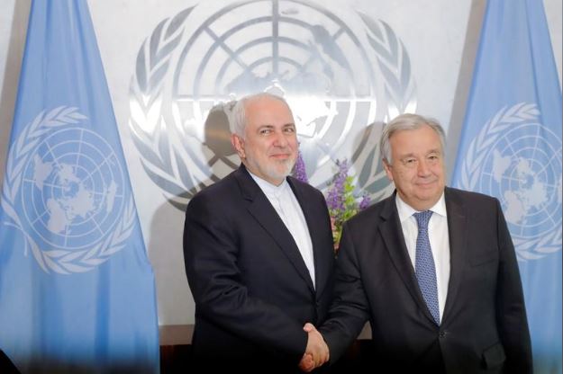 وزير الخارجية الإيراني محمد جواد ظريف يصافح الأمين العام للأمم المتحدة أنطونيو جوتيريش في مقر الأمم المتحدة بنيويورك يوم 18 يوليو تموز 2019. تصوير: لوكاس جاكسون - رويترز